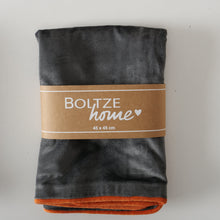 Laden Sie das Bild in den Galerie-Viewer, Kissenbezug von BOLTZE in zwei herbstlichen Farben