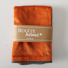 Laden Sie das Bild in den Galerie-Viewer, Kissenbezug von BOLTZE in zwei herbstlichen Farben