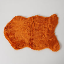 Laden Sie das Bild in den Galerie-Viewer, Dekofell von BOLTZE im herbstlichen Orangeton