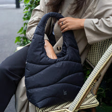 Laden Sie das Bild in den Galerie-Viewer, Wavy Puffer Shoulder Bag