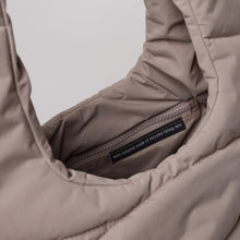 Laden Sie das Bild in den Galerie-Viewer, Wavy Puffer Shoulder Bag