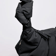 Laden Sie das Bild in den Galerie-Viewer, Pleat Moon Bag