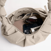 Laden Sie das Bild in den Galerie-Viewer, Pleat Moon Bag