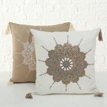 Laden Sie das Bild in den Galerie-Viewer, Dekokissen MANDALA mit Bommeln in beige oder weiß