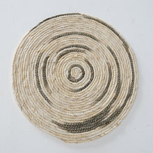 Laden Sie das Bild in den Galerie-Viewer, Tischset LIV aus Maisblatt mit dunklen Akzenten