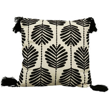 Laden Sie das Bild in den Galerie-Viewer, Kissen DANS Altweiß-Schwarz mit Bommeln