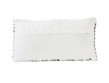 Laden Sie das Bild in den Galerie-Viewer, Dekoratives Kissen UDIM 60x30 mit angesagtem Boho/Ethno Muster - Schwarz/Weiß