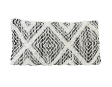 Laden Sie das Bild in den Galerie-Viewer, Dekoratives Kissen UDIM 60x30 mit angesagtem Boho/Ethno Muster - Schwarz/Weiß