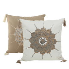 Laden Sie das Bild in den Galerie-Viewer, Dekokissen MANDALA mit Bommeln in beige oder weiß