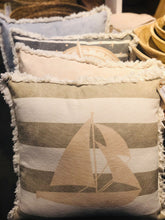 Laden Sie das Bild in den Galerie-Viewer, Kissenhülle BOAT stone washed mit Print und Fransen 45x45