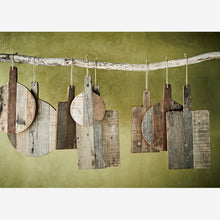 Laden Sie das Bild in den Galerie-Viewer, Rundes Servierbrett / Dekobrett aus Holz mit Jute-Kordel