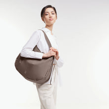 Laden Sie das Bild in den Galerie-Viewer, Curved Bag
