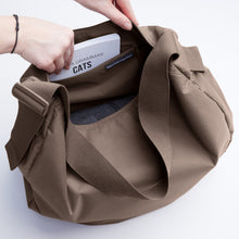 Laden Sie das Bild in den Galerie-Viewer, Curved Bag
