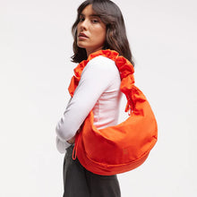 Laden Sie das Bild in den Galerie-Viewer, Moon Bag Ruffle
