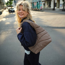 Laden Sie das Bild in den Galerie-Viewer, Wavy Puffer Shoulder Bag
