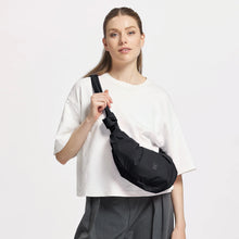 Laden Sie das Bild in den Galerie-Viewer, Pleat Moon Bag

