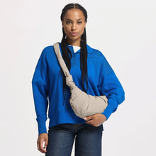 Laden Sie das Bild in den Galerie-Viewer, Pleat Moon Bag
