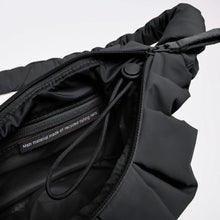 Laden Sie das Bild in den Galerie-Viewer, Pleat Moon Bag
