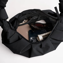 Laden Sie das Bild in den Galerie-Viewer, Pleat Moon Bag

