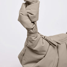 Laden Sie das Bild in den Galerie-Viewer, Pleat Moon Bag
