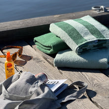Laden Sie das Bild in den Galerie-Viewer, Strandtuch Streifen "Classic Textiles"
