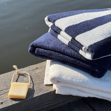 Laden Sie das Bild in den Galerie-Viewer, Strandtuch Streifen "Classic Textiles"
