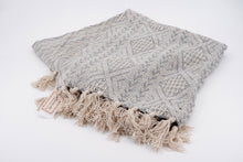 Laden Sie das Bild in den Galerie-Viewer, Plaid aus 100% recycelter Baumwolle / grün-beige
