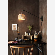 Laden Sie das Bild in den Galerie-Viewer, Wandleuchte im Industrial Style mit Bambusschirm von Madam Stoltz
